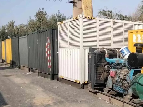 东澳镇200KW柴油发电机机组每小时油耗是多少？